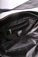 Bolso tipo hobo de cuero negro con correa ancha para el hombro.