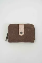 Billetera compacta de textura granulada en color marrón, con cierre perimetral y solapa frontal con broche a presión en tono metalizado.