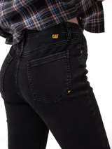 Jeans skinny negros de tiro medio, confeccionados en denim elastizado, con diseño clásico de cinco bolsillos y cierre frontal con cremallera.