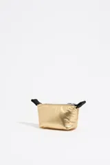 Monedero dorado con forma de trapecio, tamaño mini, cierre de cremallera y logo metálico de Bimba y Lola.