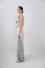 Chaleco gris de punto, confeccionado en 100% baby alpaca, sin mangas y con cuello redondo.