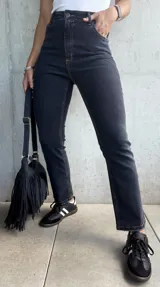 Jean negro de corte recto con lycra, tiro medio y largo a los tobillos.