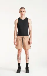 Short de baño color beige con cintura elástica y cordón ajustable. Cuenta con tres bolsillos y un parche con logo en la pierna izquierda.