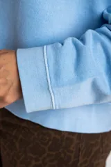 Buzo lila oversize confeccionado en 100% algodón, con cuello redondo, mangas largas y puños y dobladillo acanalados. Presenta un pequeño detalle bordado en el bajo.