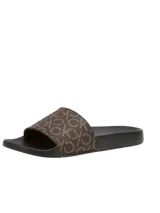 Ojotas Calvin Klein con capellada marrón con estampado de monograma CK en color beige.