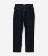 Pantalón de jean corte recto con lavado oscuro uniforme, confeccionado en algodón con elastano. Presenta cintura con presillas, cierre frontal con botón y cremallera, y bolsillos funcionales delanteros y traseros.