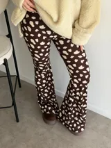Pantalon tipo oxford de tiro alto, con estampado de corazones en contraste sobre fondo negro, confeccionado en viscosa con corte acampanado en la parte inferior.