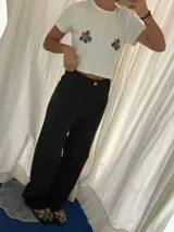 Pantalón de jean gris con corte wide leg y tiro alto.