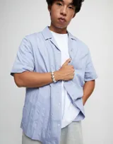 Pulsera de cuero marrón con cuentas grandes de aleación de metales bañadas en plata de ley.