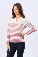 Remera polo de algodón con cuello tejido blanco y diseño de rayas horizontales en tonos rosados, beige y blanco, con efecto degradado. De manga larga y corte slim fit.