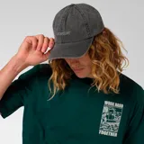 Gorro tipo gorra Caterpillar color gris oscuro con efecto lavado, visera curva y bordado frontal con el logo de la marca en hilo blanco. Cuenta con tira trasera ajustable del mismo tejido con deslizador metálico.