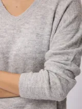 Sweater de punto con escote en V y manga larga, de calce relajado con puños y cintura tejidos.