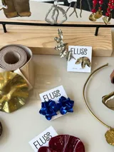 Par de caravanas con forma de flor, hechas a mano en porcelana.