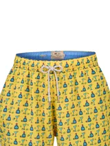 Short de baño RKF modelo Izam de color amarillo, con estampado de botellas y cócteles, cintura elástica con cordón ajustable y bolsillos.