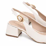 Zapato slingback off white de cuero, con punta fina, taco ancho bajo y tira trasera regulable con hebilla metálica dorada.