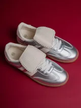 Zapatillas urbanas Champion Sicus color negro con detalles en blanco y suela color caramelo.