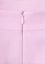 Vestido corto rosado de silueta slim, con escote recto y tirantes anchos.