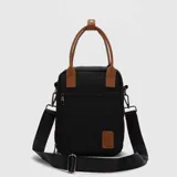 Lonchera de diseño vertical en color negro, con detalles en cuero sintético color suela en las asas y parche frontal. Cuenta con cierre principal, bolsillo frontal con cierre, asas superiores y correa de hombro ajustable y extraíble con logo de la marca.