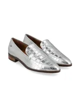Mocasines de cuero plateado con textura de cocodrilo, punta fina y suela plana con taco bajo de madera.