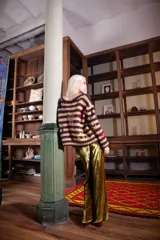 Sweater de lana tejido y bordado a mano, con diseño de parches en tonos bordó, azul y marrón, cuello redondo y calce holgado.