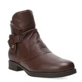 Botas de cuero negro con interior forrado en corderito sintético color crema. Presentan caña media con solapa superior, detalle de tira lateral con hebilla metálica y cierre lateral interno.