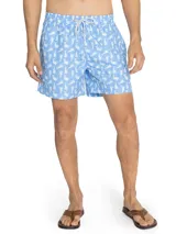 Short de baño celeste con estampado de focas blancas y lunares. Cuenta con cintura elástica, cordón ajustable, bolsillos delanteros y traseros.