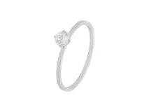 Anillo de acero plateado con diseño solitario y circonia engarzada.