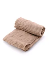 Bufanda rectangular negra con textura de tejido arrugado y detalles de hilos plateados.