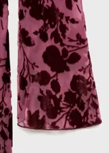 Vestido midi de manga larga con cuello redondo y diseño entallado. Confeccionado en tejido jacquard con estampado floral en tonos rosados y borgoña, cuenta con forro interior y cierre de cremallera lateral.
