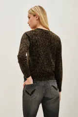 Sweater de punto con estampado animal print en tonos verde oliva y negro, de cuello redondo y manga larga con puños acanalados.