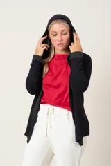 Saco negro suelto con capucha y mangas largas. El interior de la capucha y los puños son de color gris claro.