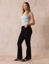 Jegging con pretina elastizada, marca Zac & Rachel. Delantera y trasera con bolsillos. Terminación de ruedo bootcut.