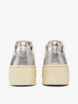 Zapatillas urbanas Autry Medalist con plataforma, de cuero blanco y detalles plateados.