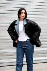 Pantalón jean gris metalizado, corte mom jean, con cuatro bolsillos, cierre y botón metálicos.