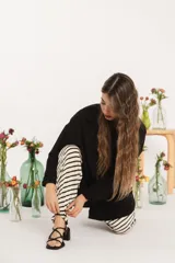 Sandalias negras de tiras finas con taco cuadrado.