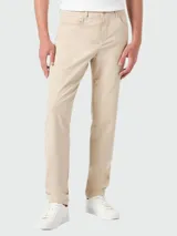 Pantalón de vestir color beige, de corte recto y tiro medio. Confeccionado en poliéster.