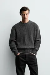 Jersey de corte relajado confeccionado en una mezcla de algodón y lana. Presenta cuello redondo, manga larga y acabados en rib en puños y bajo.