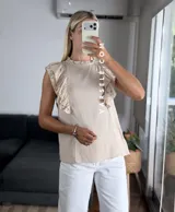 Blusa blanca de símil lino con cuello redondo fruncido, doble volado en las mangas con detalle de encaje.