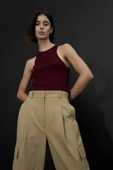 Pantalón cargo color caqui, de corte recto, con pinzas en la cintura, bolsillos laterales tipo cargo con solapa y bolsillos traseros.