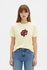 Remera cropped de algodón con cuello redondo, diseño holgado y estampado frontal de una copa con cerezas.