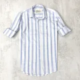 Camisa de lino blanca con rayas celestes, cuello italiano y mangas largas con puños abotonados. Marca Duxon Originals.