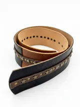 Faja de cuero vacuno con diseño bicolor en negro y camel, intervenida con una franja central en cuero chocolate. Presenta detalles de mini remaches, ojalillos y apliques metálicos en forma de estrella.