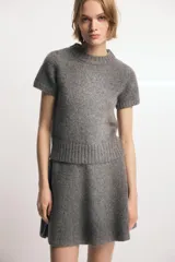 Jersey de punto de lana con cuello redondo, manga corta y terminaciones en rib.