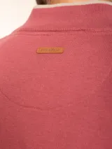 Sweater de punto en color gris claro, con cuello alto y medio cierre frontal. Presenta puños y ruedo acanalados para un ajuste cómodo.
