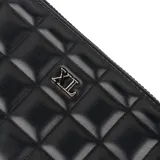 Billetera tipo fichero color negro de cuero sintético con diseño capitoné de cuadros, cierre perimetral y herrajes plateados con el logo de la marca en el frente.