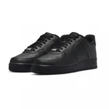 Championes Nike Air Force 1 07, color negro, con diseño clásico de caña baja, confeccionados en cuero sintético con perforaciones en la puntera para mayor ventilación y suela de goma resistente.