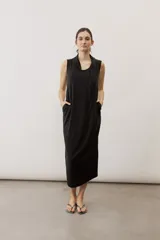 Vestido midi negro sin mangas, con cuello drapeado y diseño holgado.
