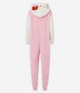 Pijama enterizo tipo mono confeccionado en tejido fleece de tacto suave y peludo. Presenta cierre frontal con cremallera y capucha integrada con diseño de la cara de Hello Kitty, incluyendo orejas en 3D y un lazo rojo aplicado.