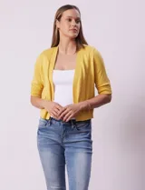 Bolero tejido color amarillo, de manga corta con apliques de botones en los puños.