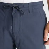 Pantalon de corte recto y estilo utilitario, color azul, con bolsillos frontales tipo parche y costuras reforzadas.